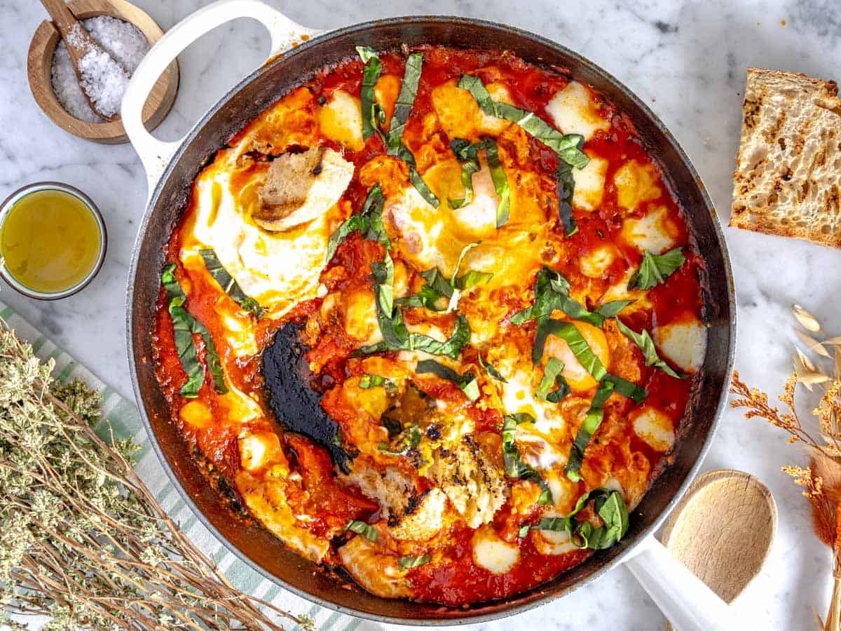 Eggs in purgatory with toasted bread pieces