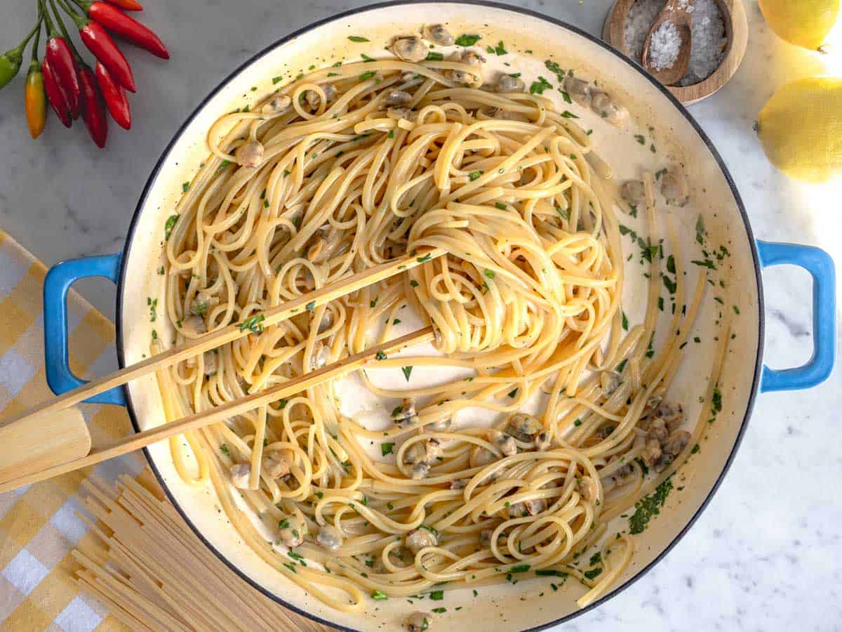 linguine pasta with garlic, oil and parsley