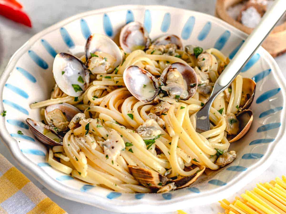 Linguine with clam sauce and a fork