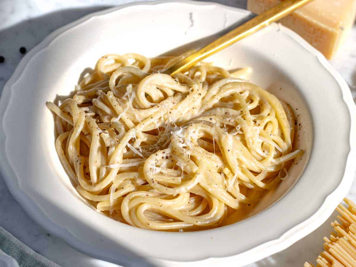 Spaghetti cacio e pepe.