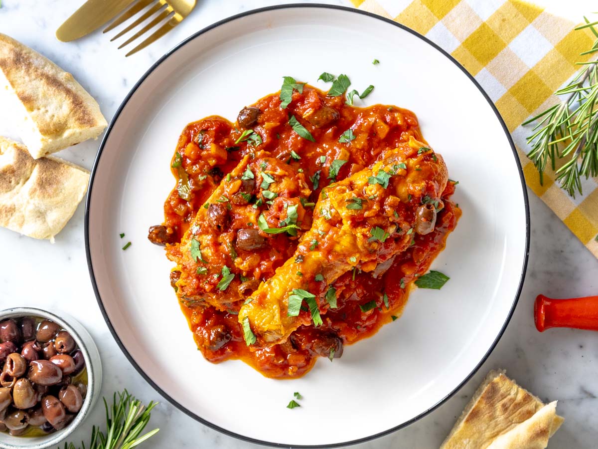 Chicken cacciatore on a plate.